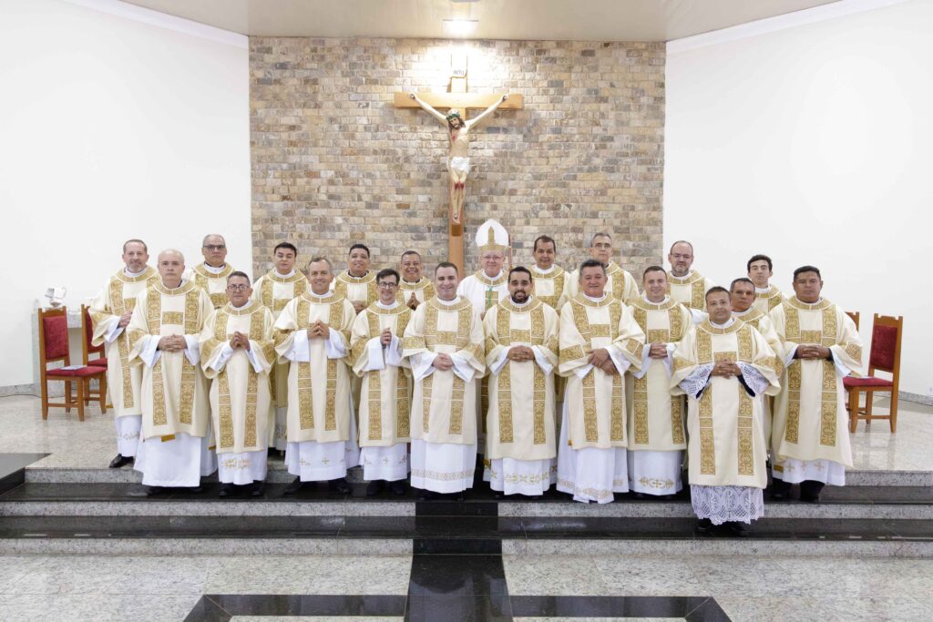 Diocese de Ituiutaba Ordena 20 Diáconos Permanentes